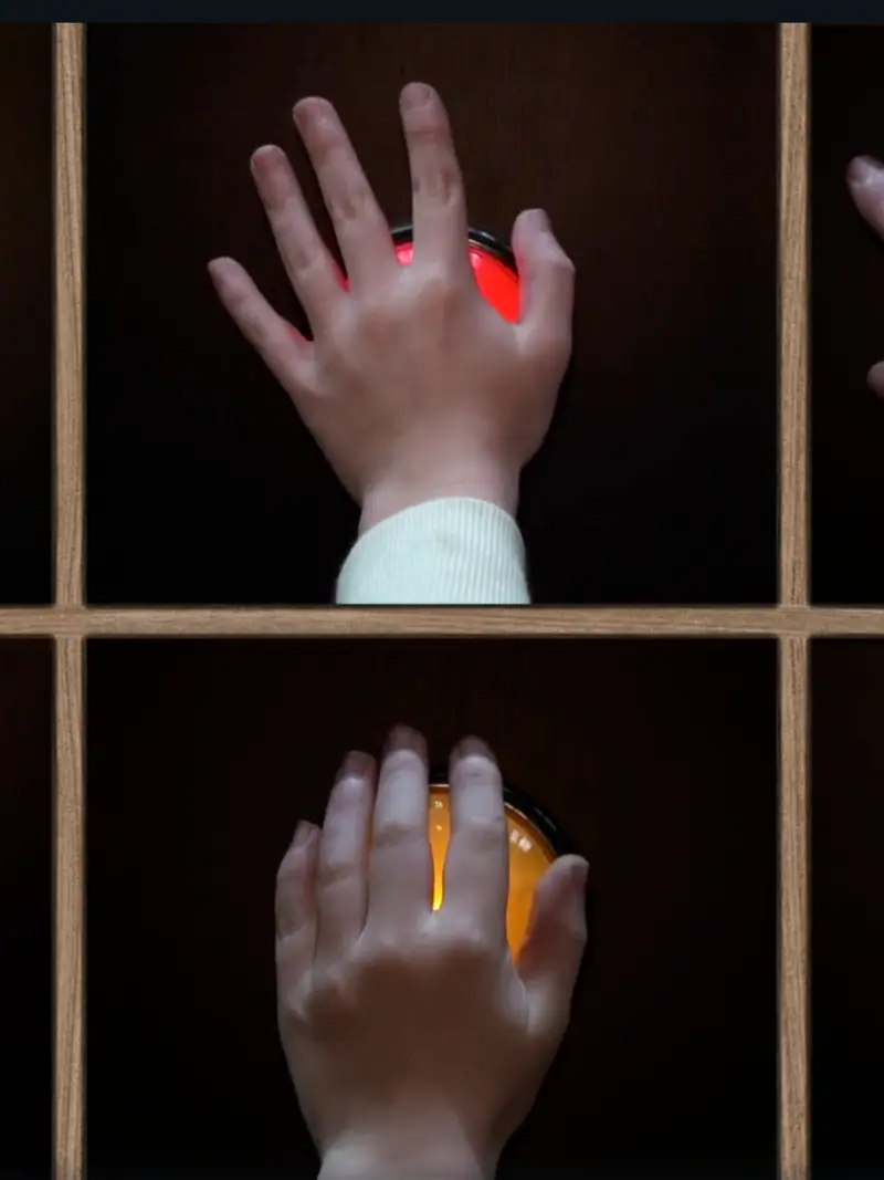 Adresse : deux mains appuient sur des boutons lumineux