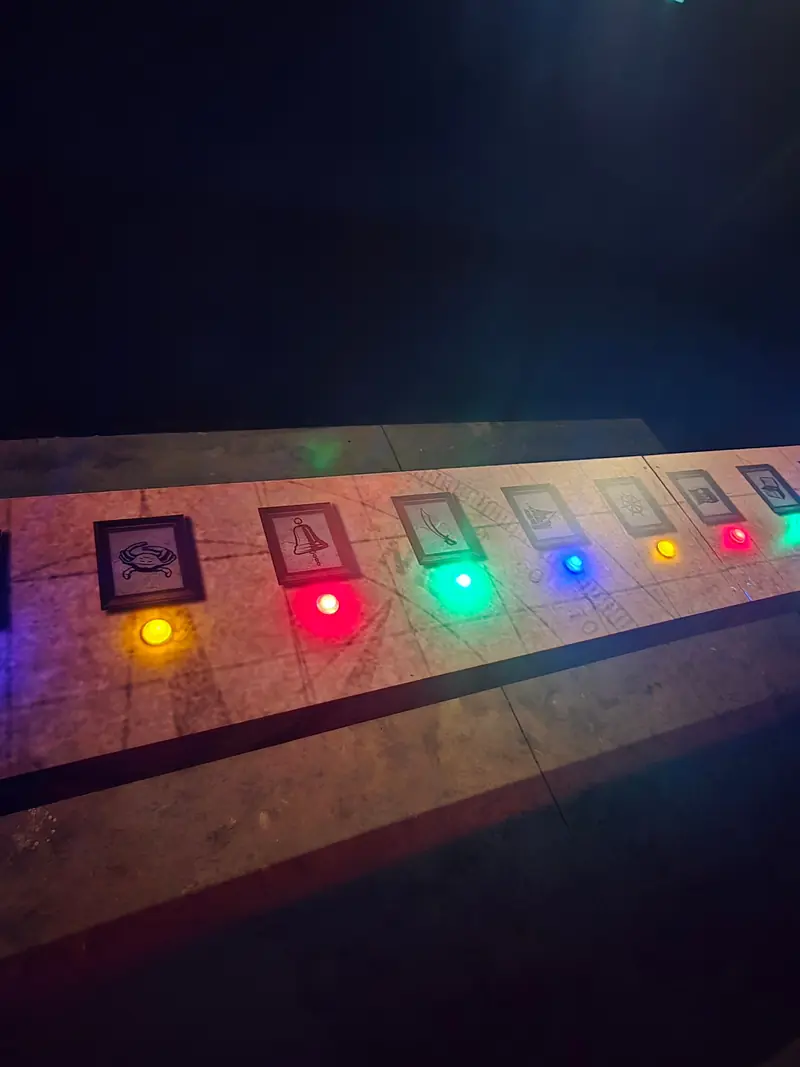 Une rangée de boutons lumineux de couleur, chacun sous un symbole