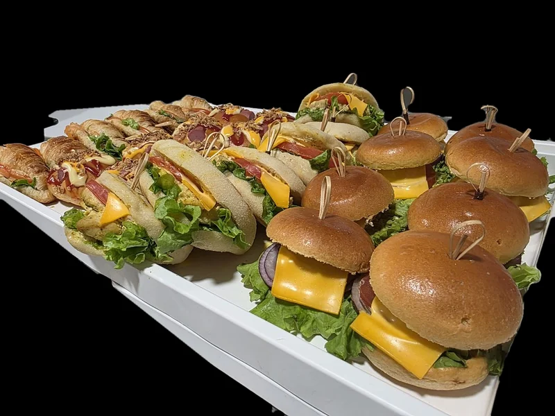 Un plateau de burgers et de wraps garnis, prêt à servir