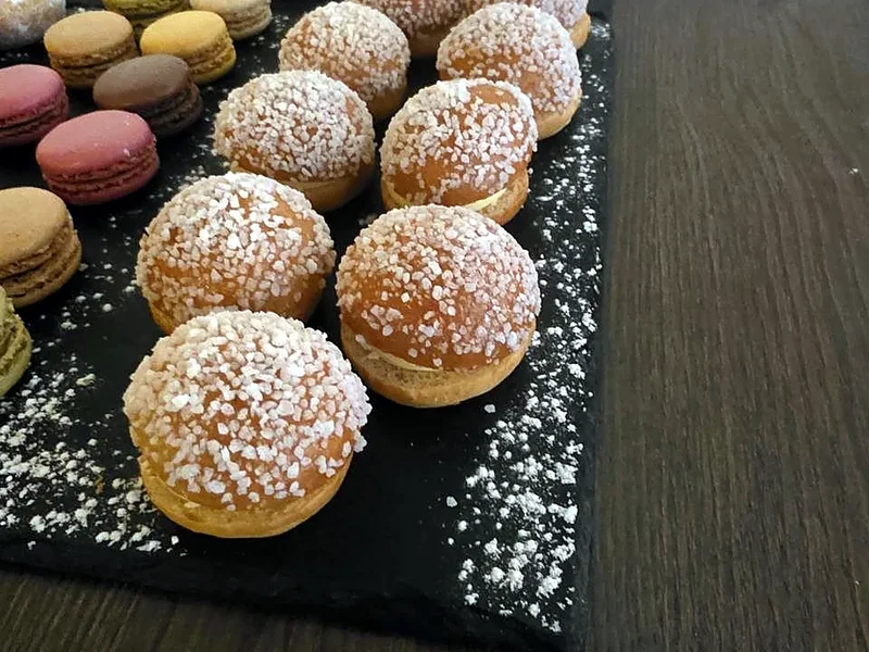Chouquettes et macarons sur ardoise