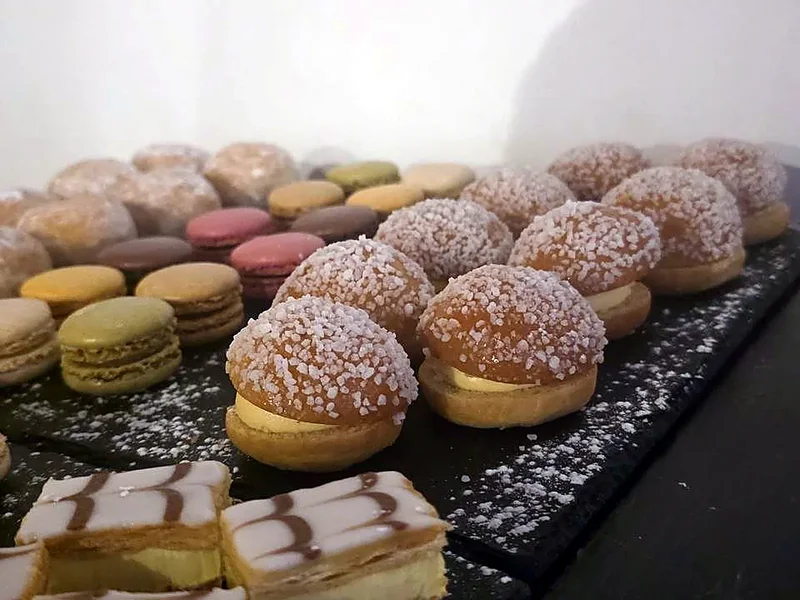 Macarons, choux au sucre perlé et mille-feuilles sur ardoise