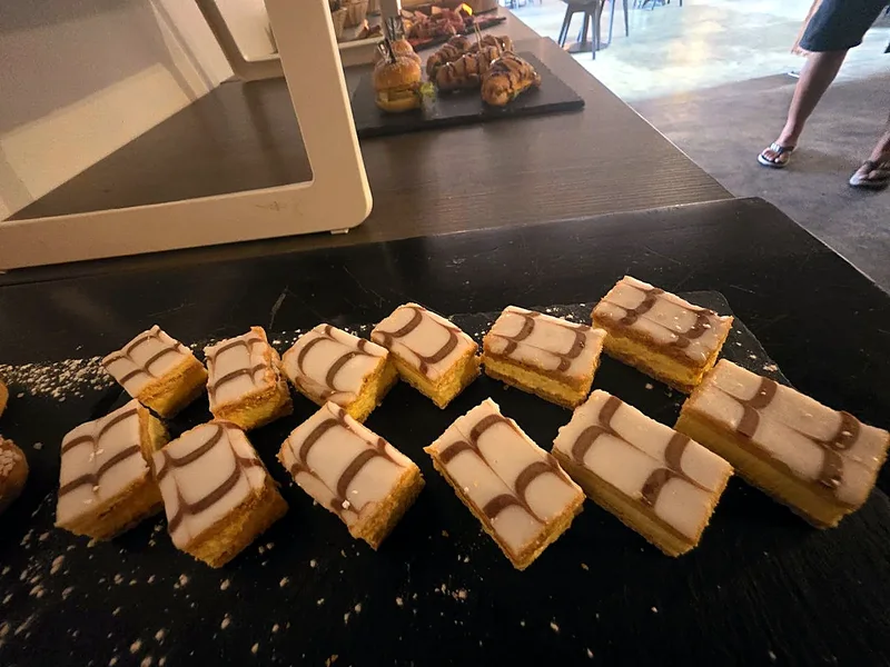 Des parts de mille-feuille sur ardoise