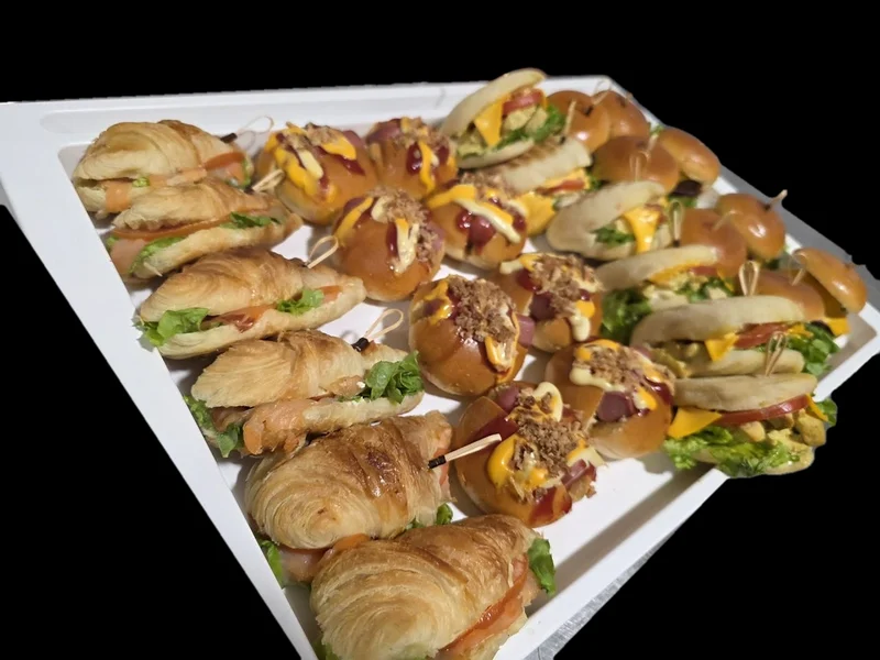 Un plateau de mini-burgers et de croissants garnis