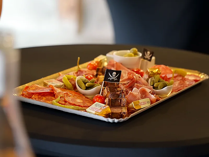 Un plateau apéritif posé sur une table mange-debout