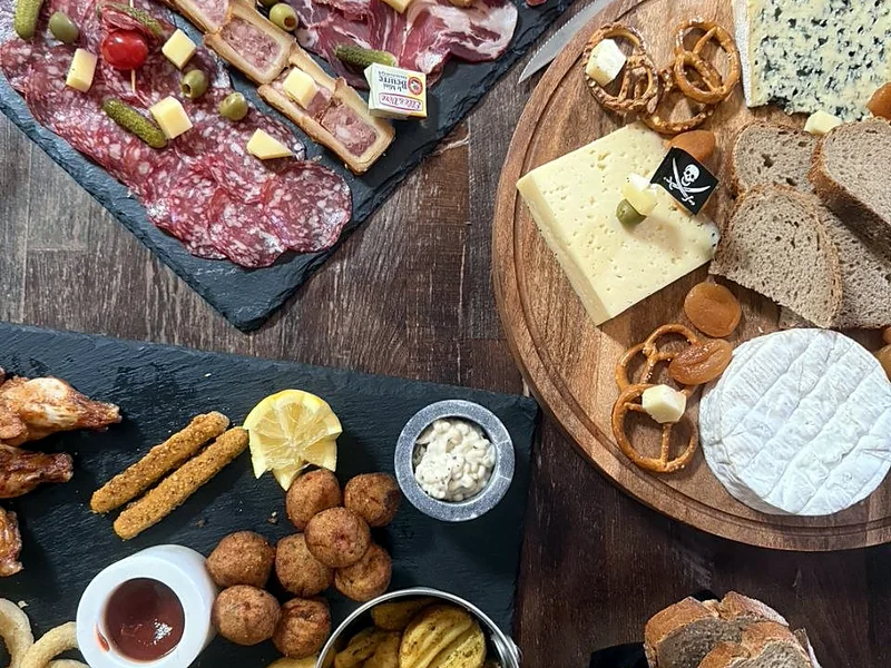 Une table dressée : charcuterie, fromages, apéritif chaud et pain
