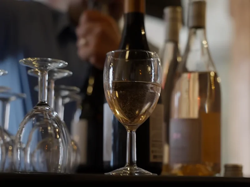 Verres à pied et bouteilles de vin au bar de Défis Pirate Perpignan