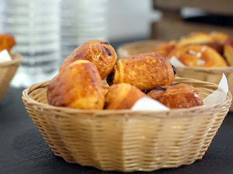Une corbeille de viennoiseries pour le petit déjeuner d'une équipe