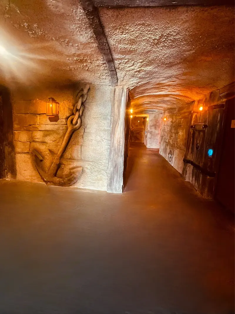 Une galerie taillée dans la roche, avec une ancre et une chaîne sculptées