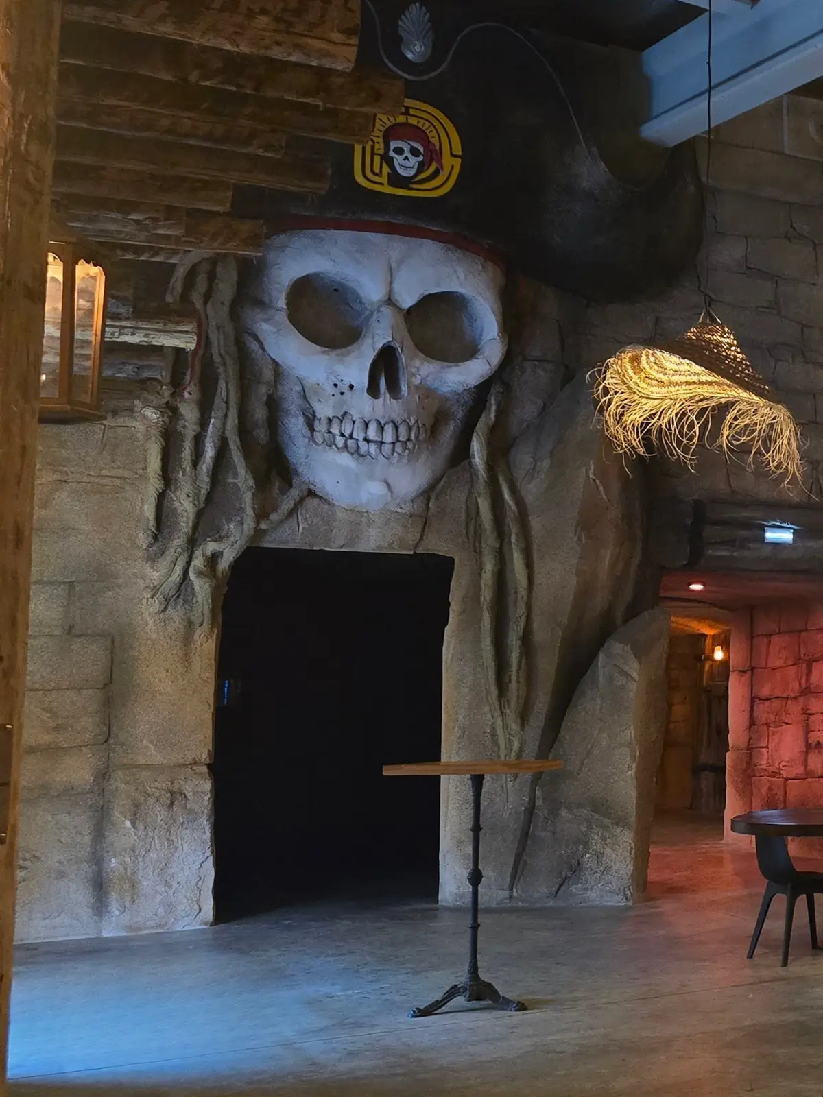 L'entrée du parcours de Défis Pirate, sous le crâne géant coiffé de son chapeau de pirate