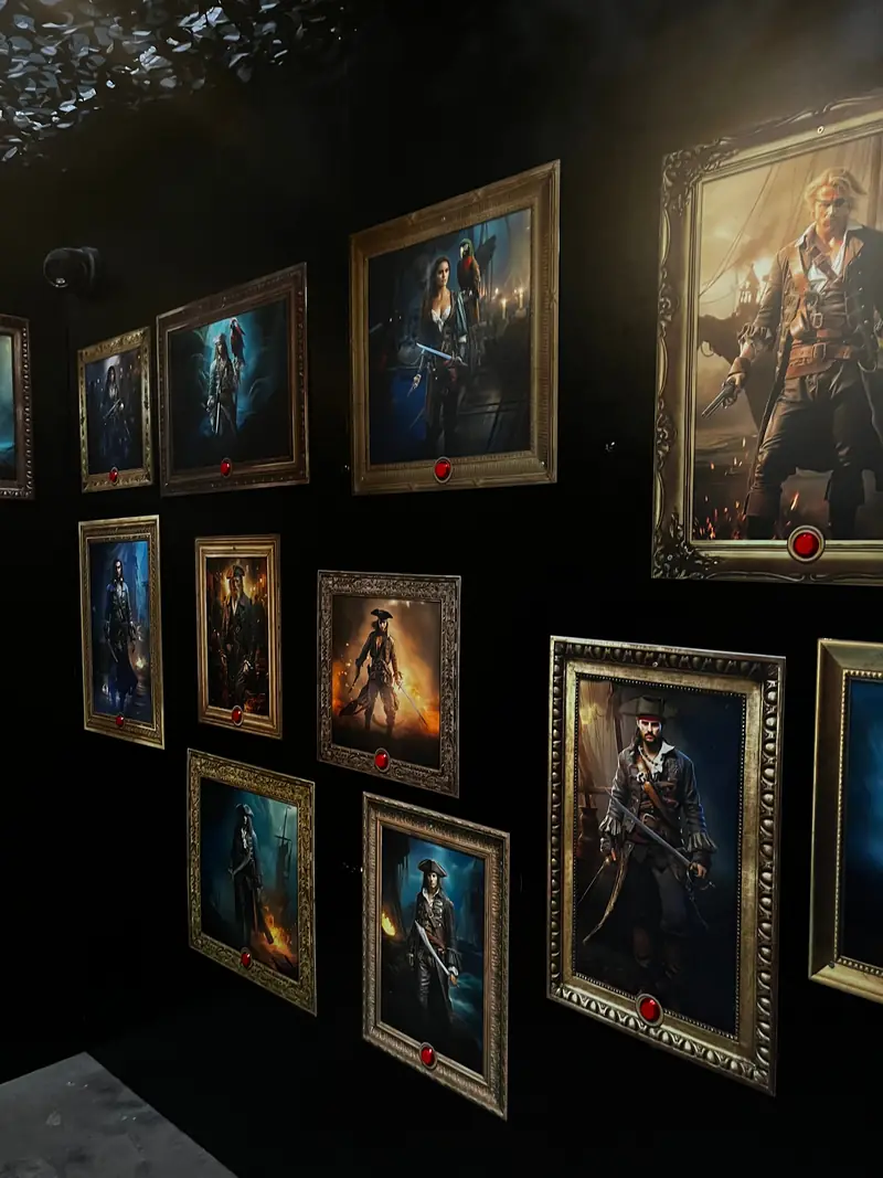 Un mur de portraits de pirates dans des cadres dorés