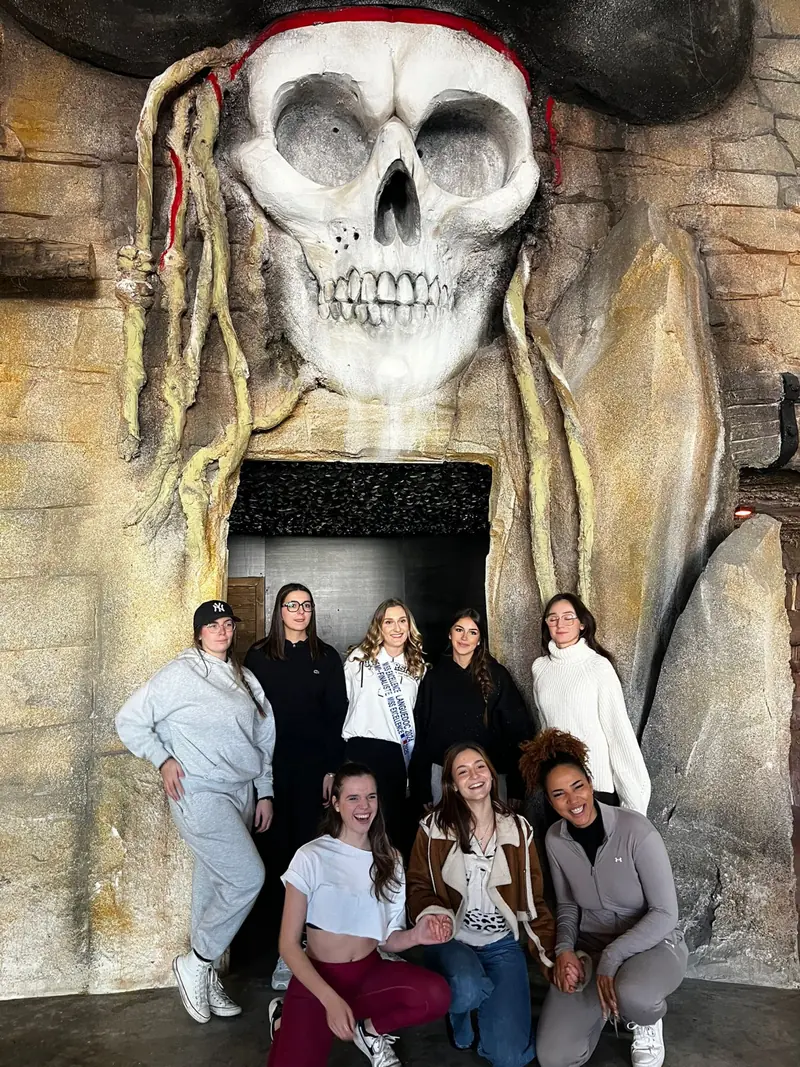 Un groupe d'amies pose sous le crâne géant de Défis Pirate à la fin de la mission