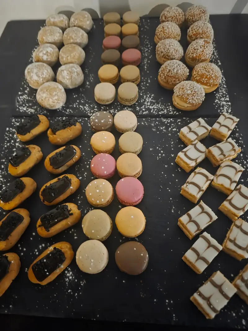 Un plateau de mignardises : macarons, choux et petits gâteaux