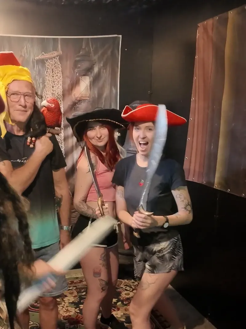 Une équipe en chapeaux de pirate et sabres en mousse chez Défis Pirate Perpignan