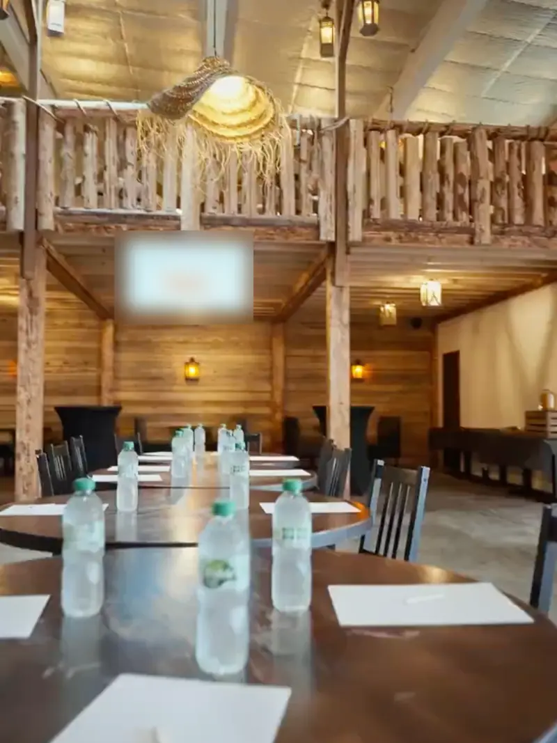 La salle de séminaire dressée, sous la mezzanine en bois